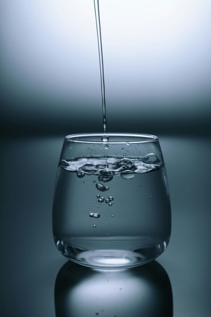Gota de agua macro sobre fondo limpio
